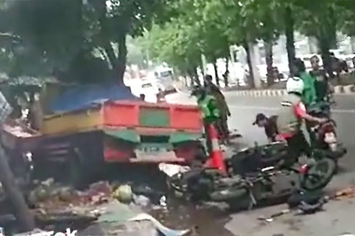 Truk pengangkut bahan bangunan tabrak beberapa motor, korban luka-luka