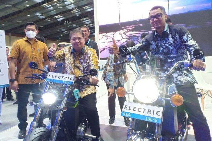 Direktur Utama PLN Darmawan Prasodjo (kanan) bersama Menteri Koordinator Bidang Perekonomian Airlangga Hartarto (kiri) saat mencoba produk motor listrik. (DOK. YOGARTA AWAWA PRABANING ARKA/KOMPAS.COM) 