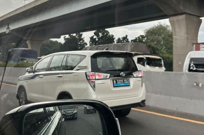 Toyota Innova EV Concept tertangkap kamera sedang melintas di jalan tol Bekasi arah Jakarta