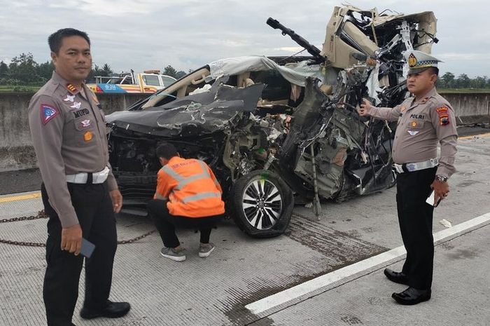 Toyota Alphard yang remuk akibat insiden kecelakaan di tol Semarang-Solo KM490 A, Boyolali, Jawa Tengah, pada Kamis (24/11/2022).