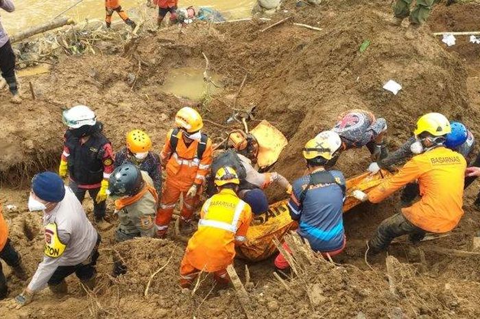 Evakuasi korban oleh Tim SAR gabungan di area reruntuhan RM Sate Sinta di kawasan Cugenang, Jumat (25/11/2022). Istimewa/ dok Kantor SAR Bandung