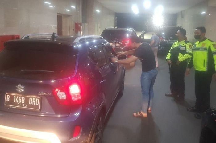 Suzuki Ignis berisi buronan kasus korupsi, Giki Argadiaksa dibekuk Sat PJR Ditlantas Polda Metro Jaya dan Bareskrim Polri di tol JORR