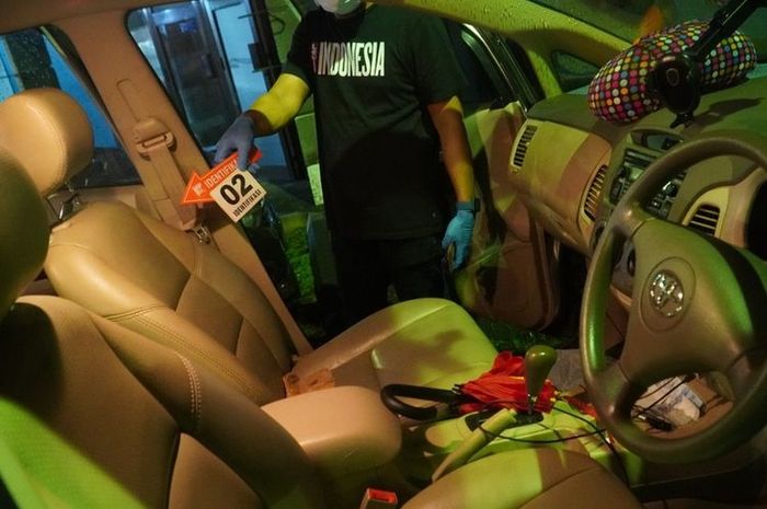 Olah TKP di dalam kabin Toyota Kijang Innova kasus sadis cucu bunuh kakek dengan dicekak gunakan kabel dan kain di Yogyakarta