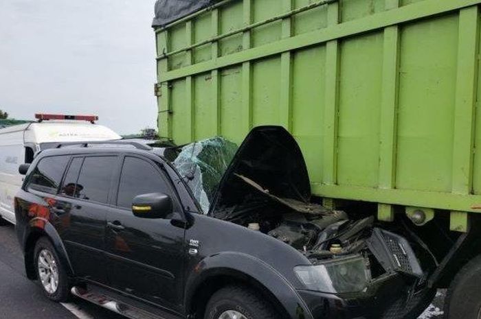 Kondisi Mitsubsihi Pajero Sport  yang ditumpangi Kepala Badan Kepegawaian Daerah Provinsi Jabar, Yerri Yanuar, setelah mengalami kecelakaan lalu lintas di Tol Cipali Subang, Jumat (25/11/2022).