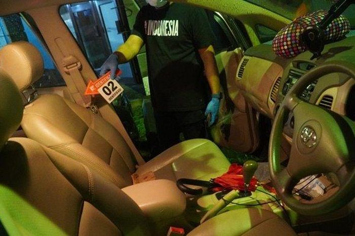 Polisi lakukan olah TKP pembunuhan seorang kakek di dalam mobil di Yogyakarta.