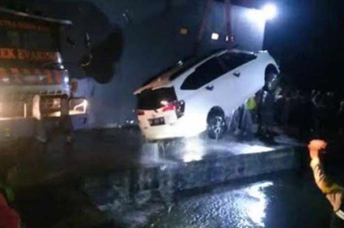 Kondisi Daihatsu Sigra saat dievakuasi terperosok ke dalam sungai di kawasan Desa Sambirejo, Kabupaten Kediri, Kamis (24/11/2022) malam.