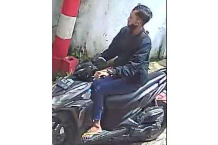 Pelaku maling motor Honda Vario bernopol L-6451-NW di Surabaya terekam CCTV.
