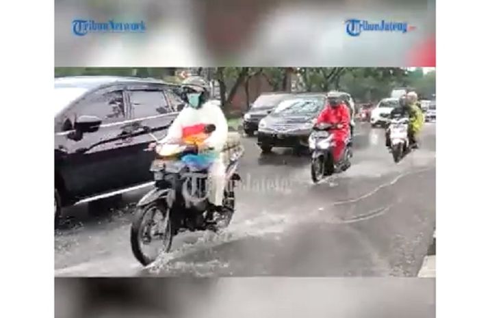Pengguna motor terabas air di tanjakan Silayur Semarang. (tangkapan layar)