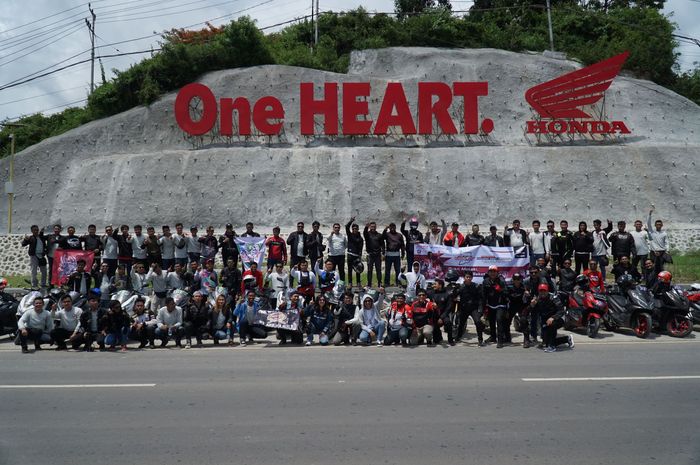 Sekitar 80 biker dari beragam komunitas motor Honda mengikuti turing keliling pulau Lombok