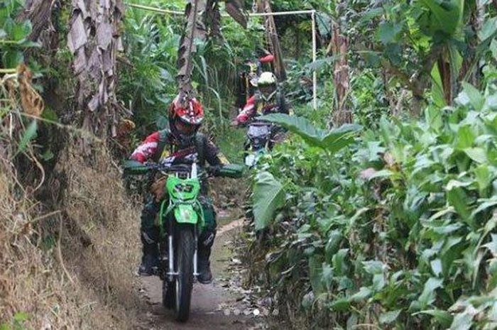 Prajurit Kopassus terjun ke pos gempa Cianjur, antarkan bantuan gunakan motor trail.