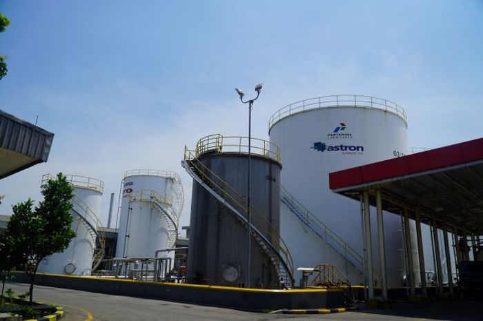 Tangki penyimpanan base oil di pabrik Porduction Unit Jakarta (PUJ) PT Pertamina Lubricants