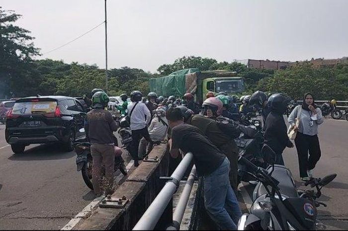 Seorang pengendara Honda BeAT meninggal dunia usai terjatuh dari flyover Kemayoran, Jakarta, Senin (28/11/2022).