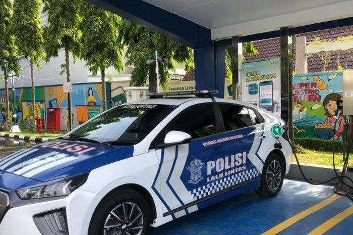 Polresta Solo dapat hibah dua unit mobil patwal, berupa Hyundai IONIQ Electric bekas KTT G20 Bali 2022 nih.