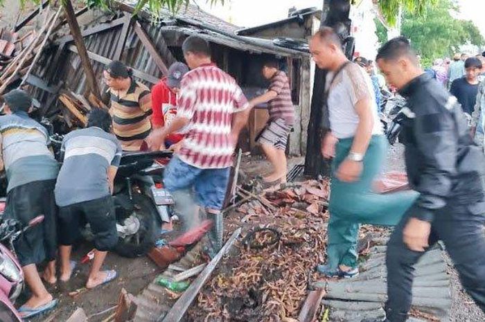 Anggota Polsek Duduksampean bersama masyarakat gotong royong membantu evakuasi kejadian pohon tumbang di wilayah Desa Tumapel Kecamatan Duduksampean, Lamongan, Selasa (29/11/2022).