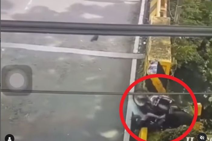 Detik-detik Yamaha NMAX masuk parit di Jembatan Soekarno Hatta.