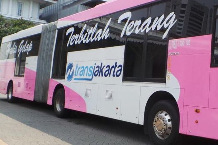 Transjakarta tambah 10 unit armada bus pink, yang beroperasi di tiga rute mulai pekan ini.