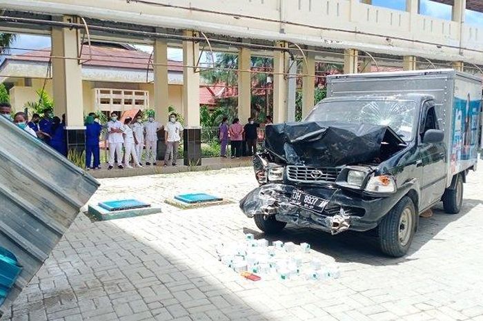 Kondisi-Mobil-Box-bermuatan-alkes-yang-menabrak-pasien.jpg Mobil boks muatan alkes yang menabrak pasien di dalam Komplek RSU Prof dr. WZ Johannes Kupang, Rabu 30 November 2022 