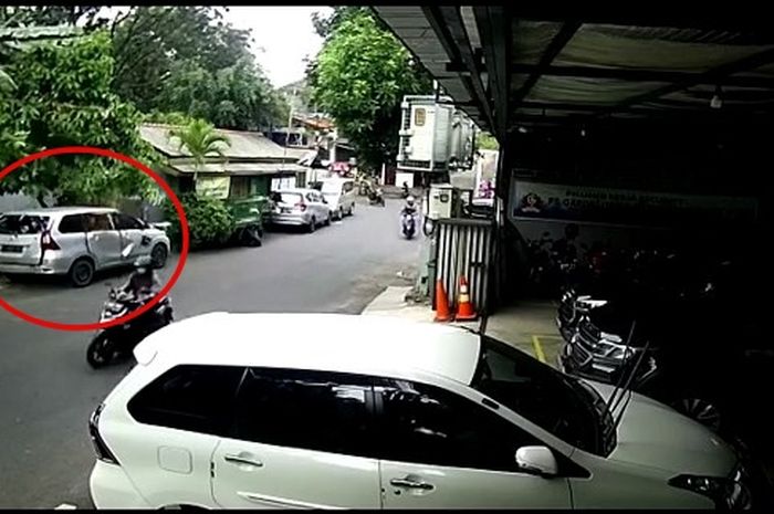 Beredar video Toyota Avanza di pinggir jalan, bikin kaget warga sekitar.