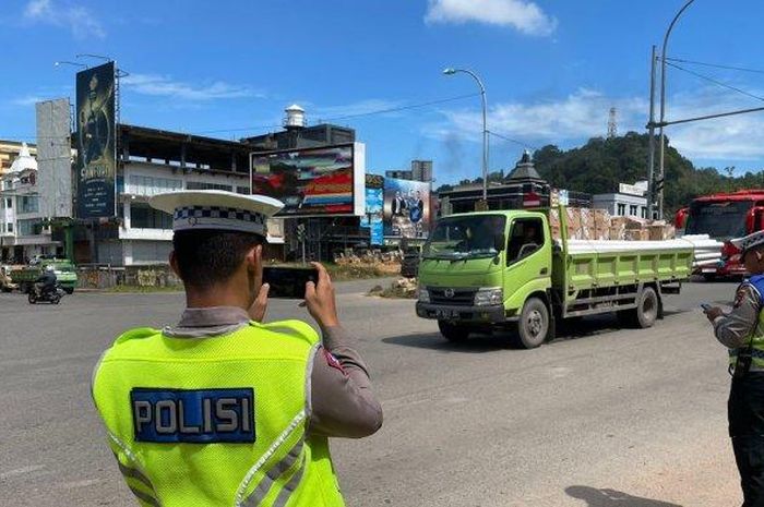 Anggota Polantas Polda Kepulauan Riau mulai lakukan e-tilang mobile di kota Batam