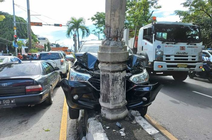 Toyota Avanza berakhir ringsek, setelah hajar tiang lampu di jalanan Kota Solo, Jawa Tengah, pada Rabu (30/11/2022).