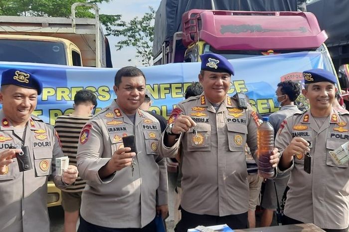 Ditpolairud Polda Sumatera Selatan ciduk lima truk modifikasi saat nunggu kapal, bak isi 60 ton Solar Ilegal