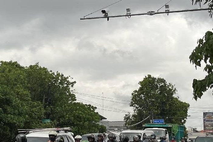 Kamera ETLE statis yang terpasang di Simpang Buagan, Jalan Teuku Umar-Jalan Imam Bonjol, Denpasar.