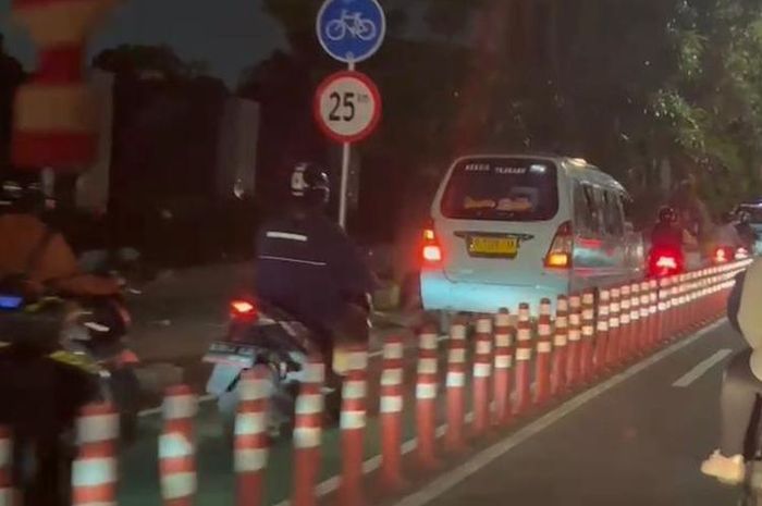 Mobil dan motor terobos jalur sepeda di Jl Penjernihan 1, Bendungan Hilir, Jakarta Pusat sejak tilang manual dihapus