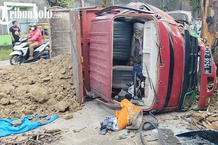 Akibat dihantam Hnda Mobilio, truk muatan tanah terguling di Jalan Raya Ceper-Besole tepatnya di Desa Ceper, Kecamatan Ceper, Kabupaten Klaten, Jumat (2/12/2022)