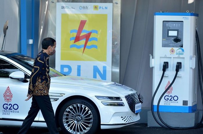 Presiden Joko Widodo menghadiri acara peresmian Stasiun Pengisian Kendaraan Listrik Umum (SPKLU) Ultra Fast Charging di Central Parking Nusa Dua, Badung, Bali, Jumat (25/3/2022). Presiden Jokowi meresmikan SPKLU Ultra Fast Charging 200 kW pertama di Indonesia yang disiapkan untuk mengisi daya kendar