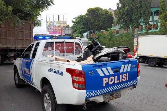 Honda Vario milik korban kecelakaan di traffic light Jalan Siliwangi Depan Pasar Jrakah Ngaliyan Kota Semarang,Jumat (2/12/2022) dievakuasi petugas.