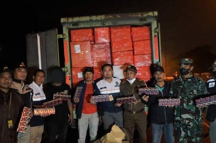 Petugas Bea Cukai Madura amankan Truk bermuatan jutaan batang rokok ilegal yang hendak dikirim ke luar Madura di area pintu masuk Jembatan Suramadu arah ke Surabaya, Selasa (29/11/2022) dini hari