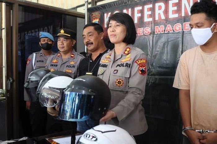 Barang bukti helm yang dicuri para tersangka pelaku ditunjukkan di Mapolres Magelang Kota, Jumat (02/12/2022)  