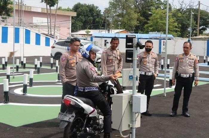 Kapolres Cirebon Kota, AKBP M Fahri Siregar (kiri), saat mengecek kesiapan ujian praktik SIM menggunakan E-Drives di Satpas Polres Cirebon Kota, Sabtu (3/12/2022).