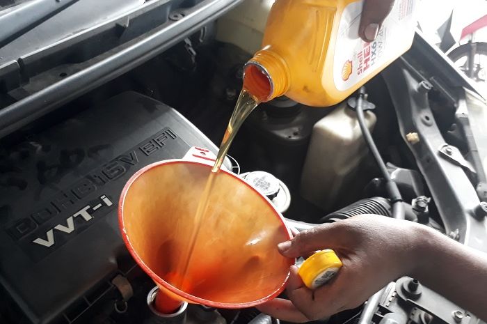 Ganti oli mesin (ilustrasi)