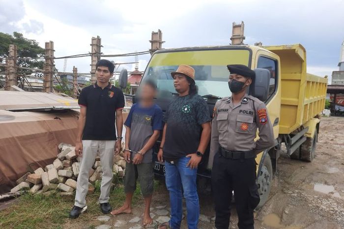 Satreskrim Polres Tarakan meringkus AR (44) karena melarikan dump truck milik majikannya