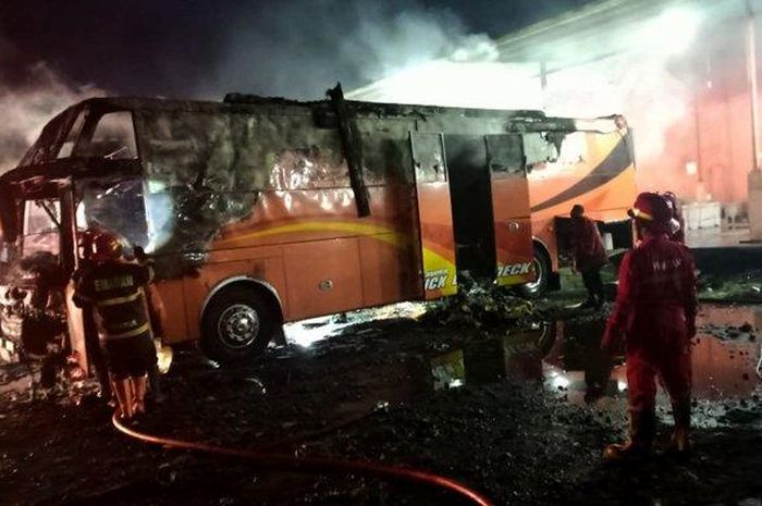 Bus paket asal Medan, Sumatera Utara terbakar habis di Jl Ahmad Yani, Kartasura, Sukoharjo, Jawa Tengah, (4/12/22)