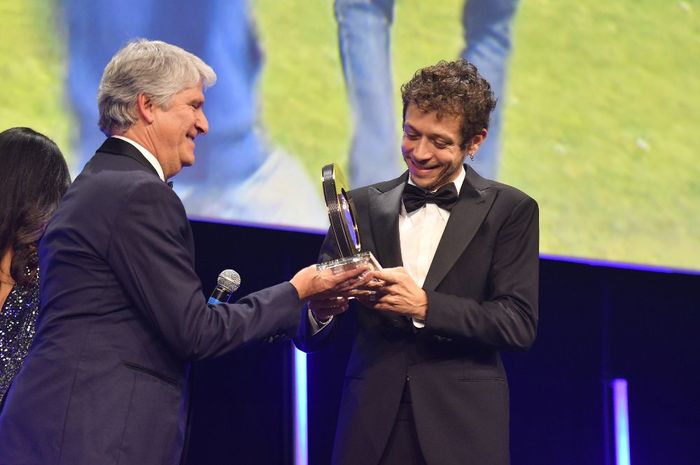 Valentino Rossi juga dapat penghargaan dari FIM