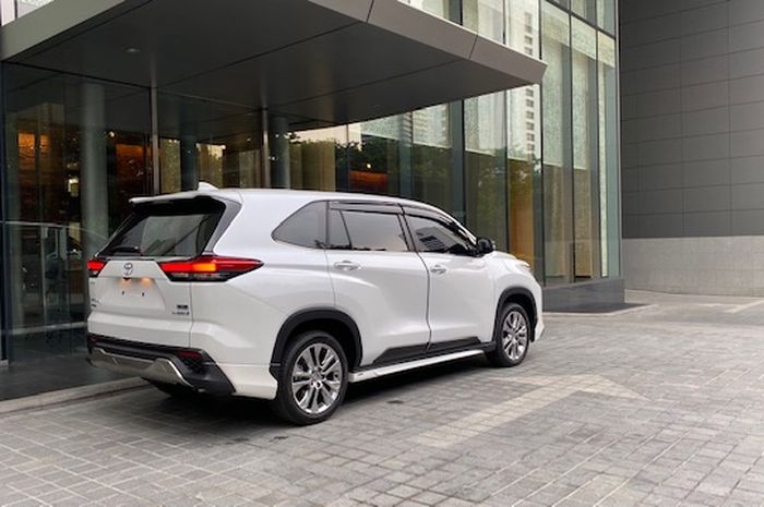 Bagasi Toyota Kijang Innova Zenix Q TSS Hybrid bisa dibuka dengan perintah suara