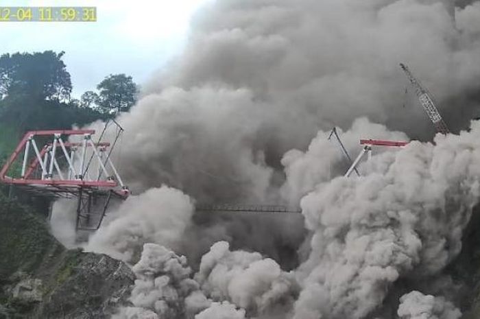 Jembatan Gladak Perak di Kabupaten Lumajang Jawa Timur kembali luluh lantak diterjang awan panas Gunung Semeru, Minggu (4/12/2022).