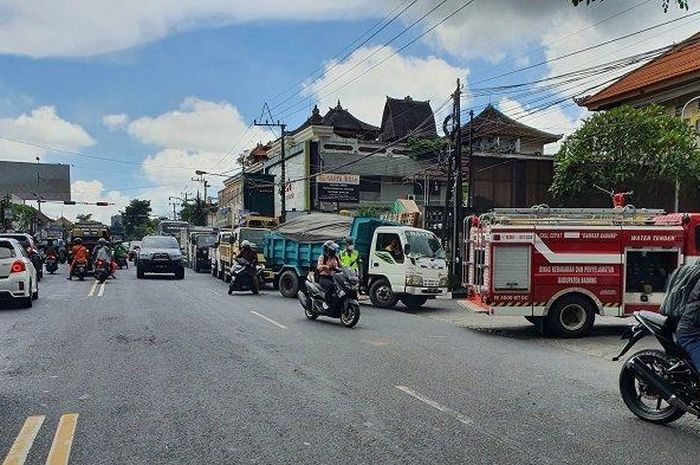 Sejumlah truk dan bus rela mengantre di SPBU, akibat dari kelangkaan Solar di Bali akhir-akhir ini.
