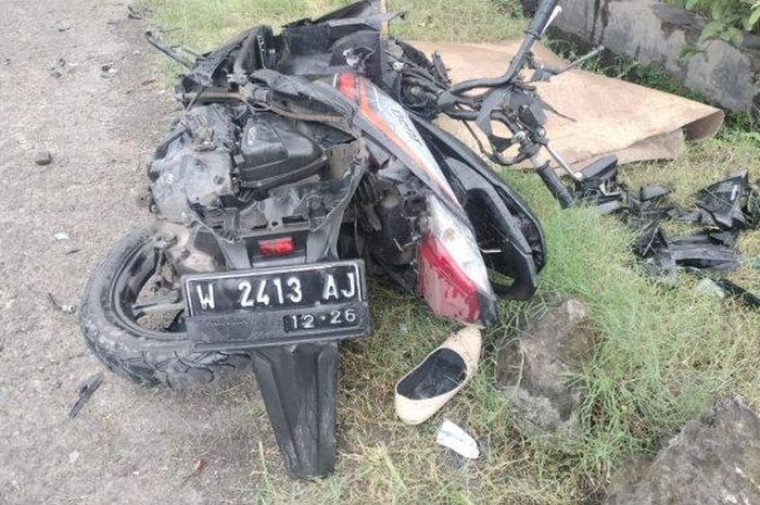 Kondisi Honda BeAT dibentur truk di Driyorejo, Gresik, Senin (5/12/2022) siang. 