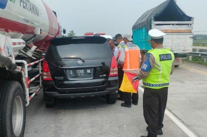Toyota Kijang Innova senggol truk tangki Pertamina di KM 710+450/A tol Jombang-Mojokerto