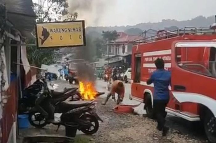 Insiden motor terbakar sempat terjadi di dekat SPBU Tallunglipu, Kecamatan Rantepao, Toraja Utara, Sulawesi Selatan, pada Senin (05/12/2022).