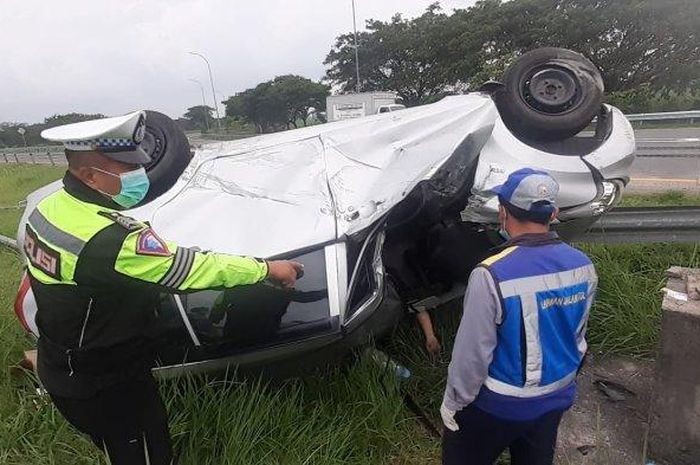 Kondisi Toyota Avanza yang terguling akibat ban pecah di Tol Surabaya-Mojokerto KM 713/B, Selasa (6/12/2022).   