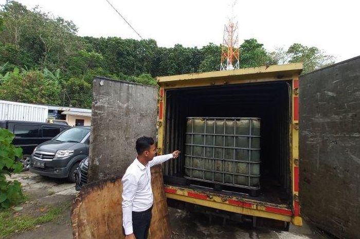 Barang bukti truk boks yang telah dimodifikasi berisi tangki untuk timbu Solar Subsidi di kabupaten Sukabumi, Jawa Barat