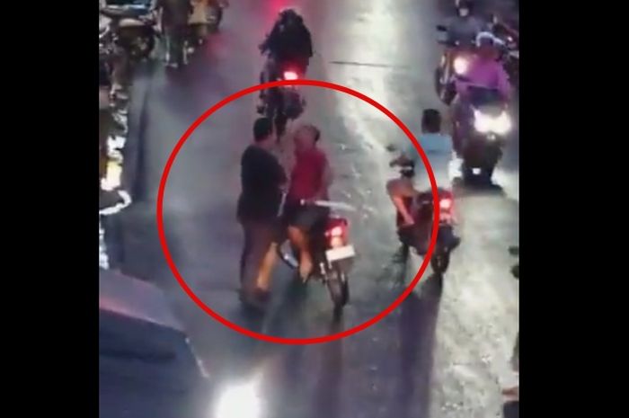 Viral aksi pemotor membawa senjata tajam di Kota Solo, yang bikin pengendara was-was, pada Minggu (04/12/2022).