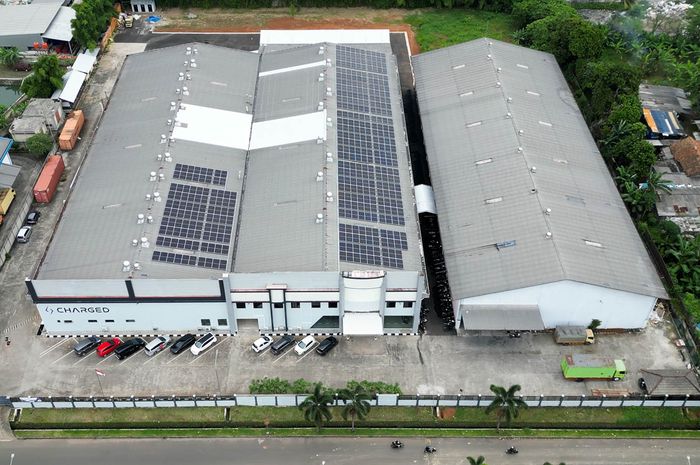 Panel surya yang terpasang di atap Giga-Shed Factory