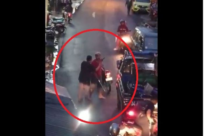 Rekaman video seorang pria sok preman membawa pedang ancam pengguna jalan di Jebres, kota Solo, Jawa Tengah