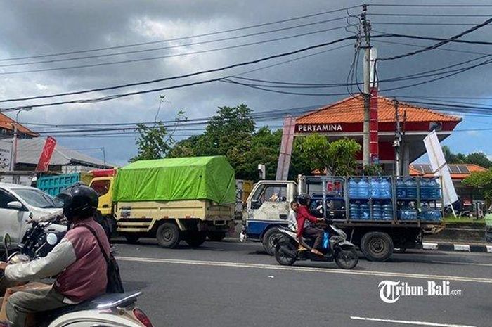 Kondisi antrean truk di depan SPBU Pertamina di Denpasar, Bali pada Selasa (06/12/2022).