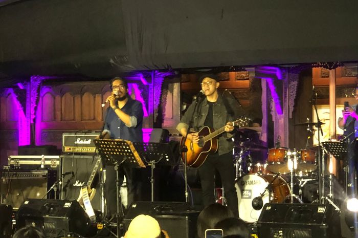 Andra Ramadhan di atas panggung konser amal &ldquo;Gitaris untuk Negeri